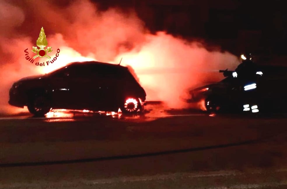 Incendio nella notte: auto prende fuoco