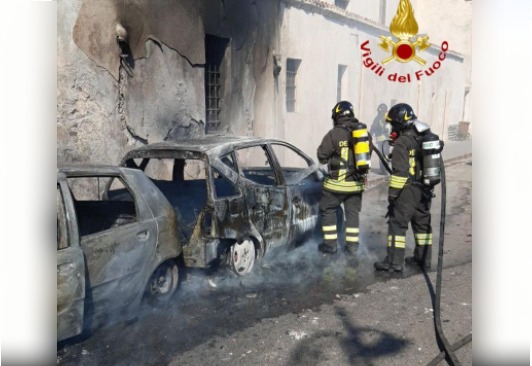 Auto a fuoco: coinvolto anche muro della chiesa