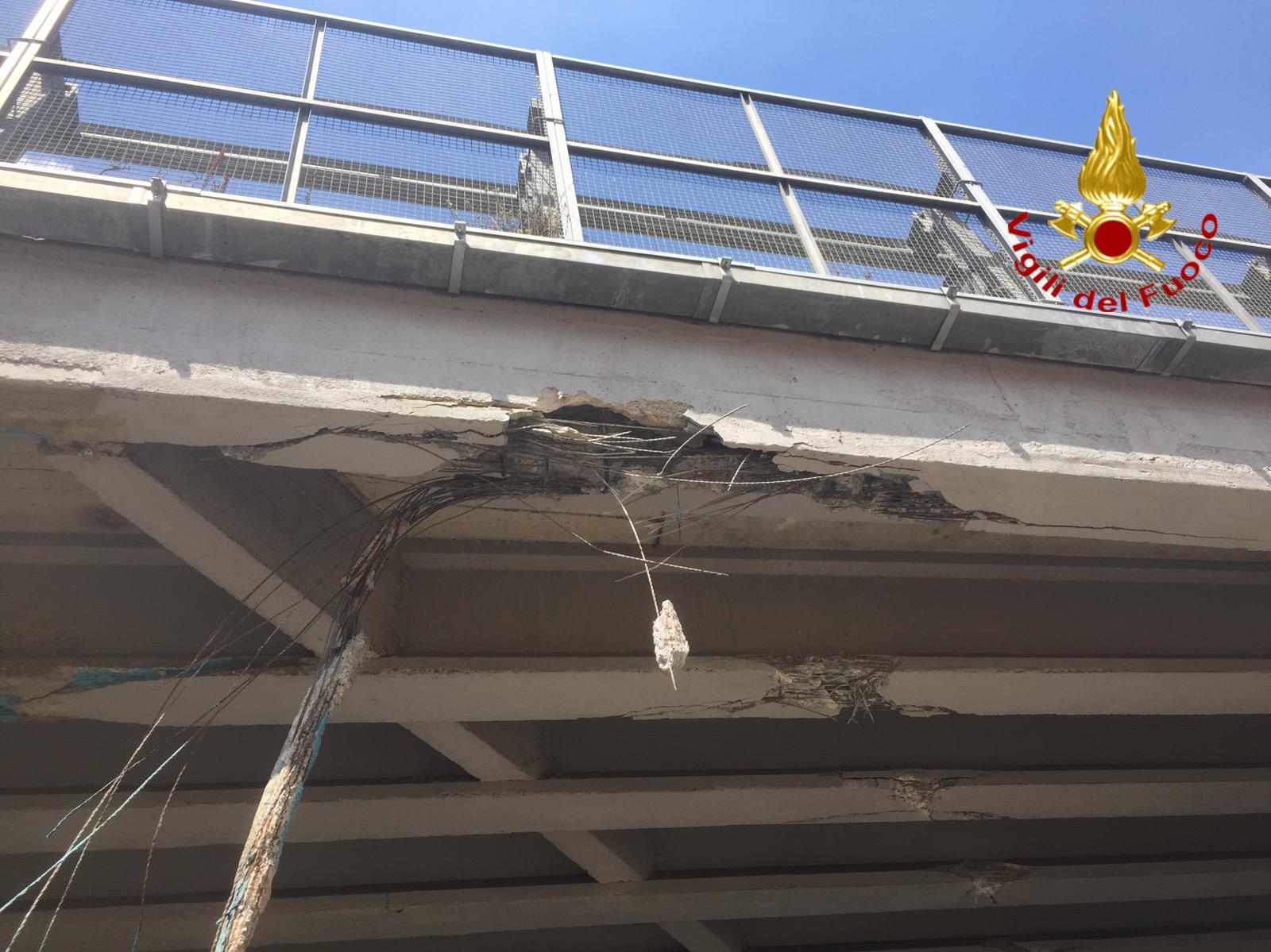 Mezzo colpisce ponte: danni alla struttura