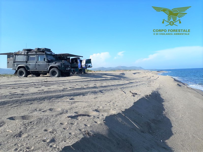 In fuoristrada sulle dune per 2 km: tre turisti beccati e multati