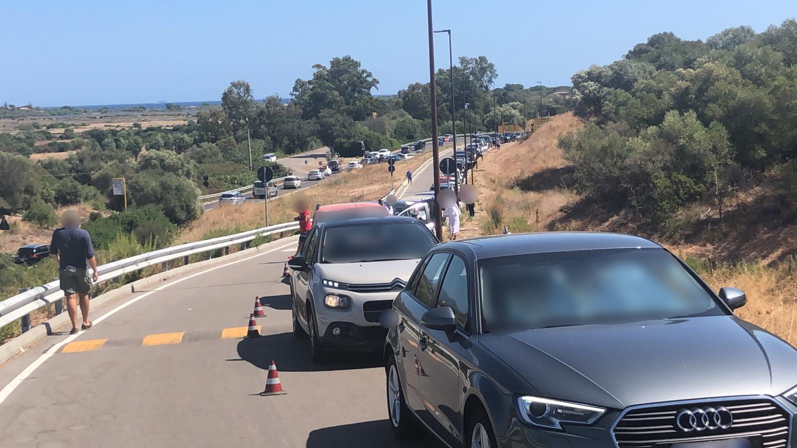 Mater Olbia: fila chilometrica per fare tampone al drive-in