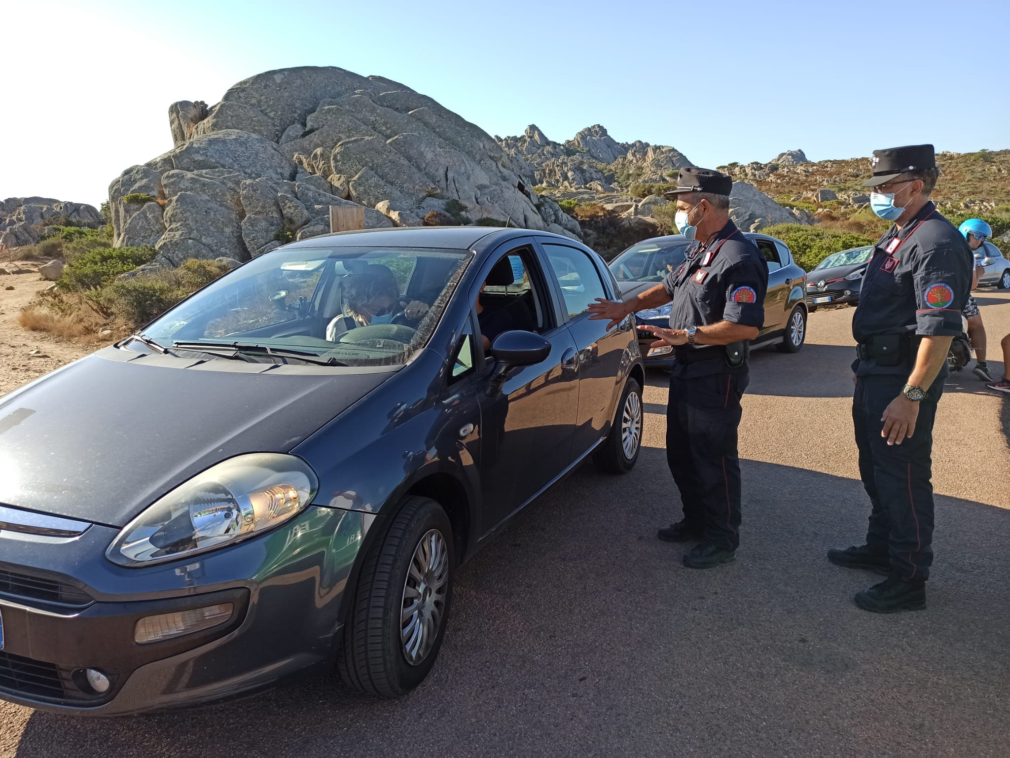 Isola di Caprera: la Forestale piantona l'ingresso a Cala Coticcio