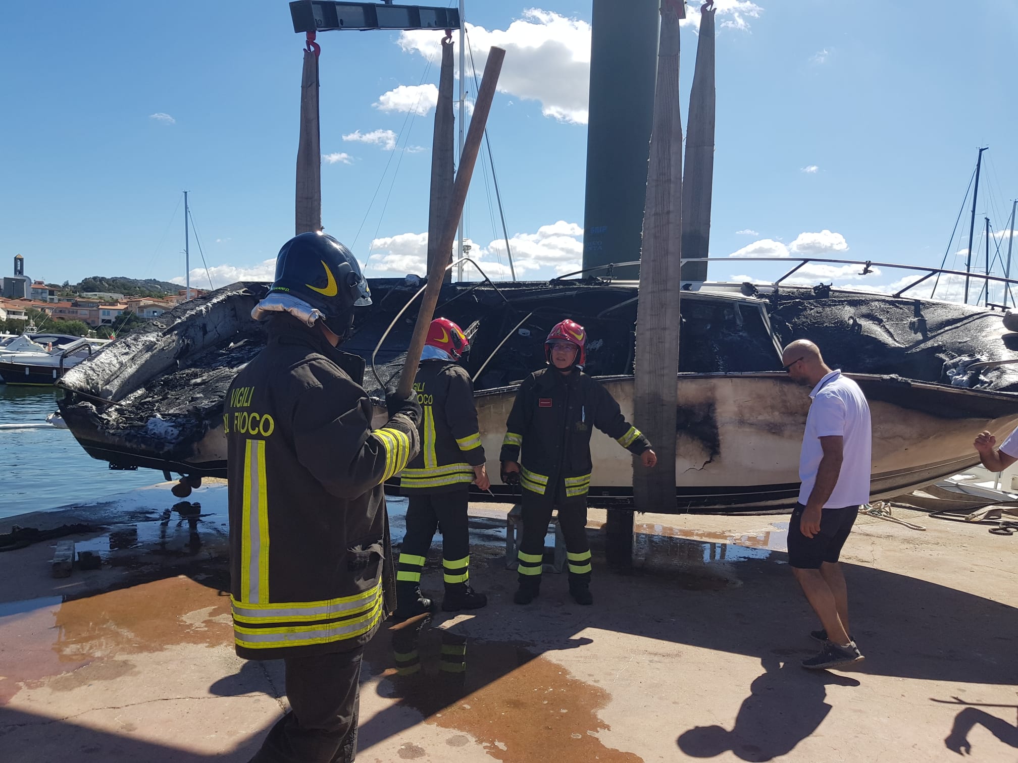 Porto Rotondo, a fuoco imbarcazione: evitato rischio  di inquinamento