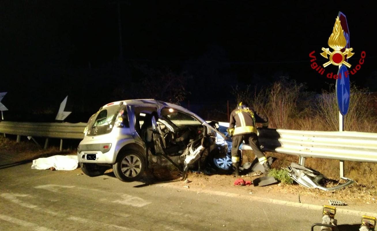 Terribile scontro tra auto: un morto e 4 feriti, uno gravissimo