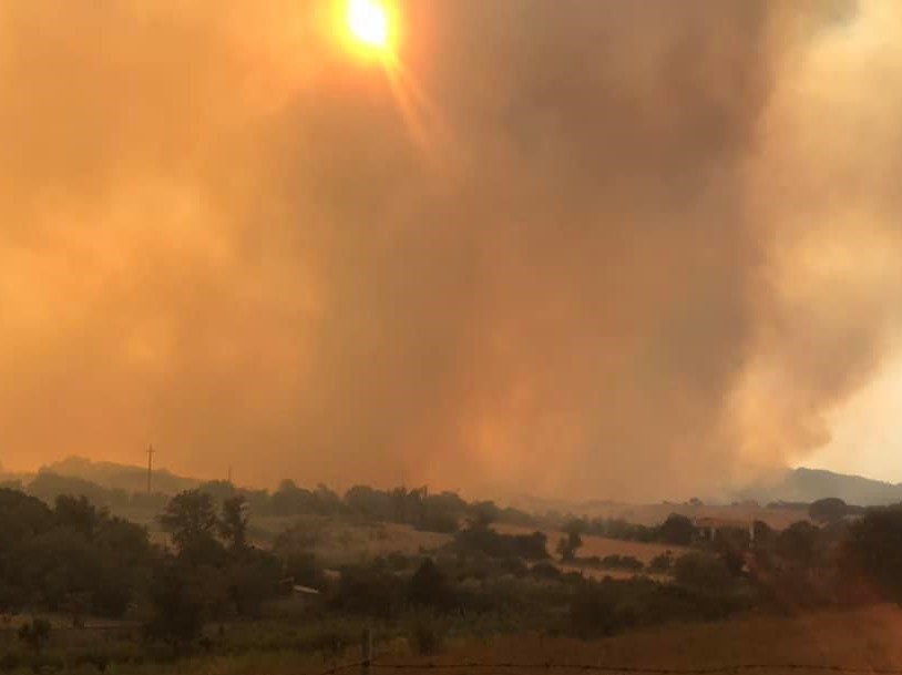 Inferno a La Sarra di Loiri: case evacuate e 10 mezzi aerei in azione