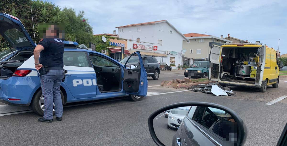 Olbia, scontro auto-camioncino: distrutto spartitraffico