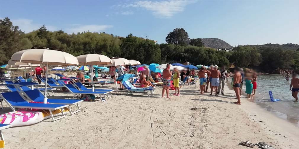 Porto Istana, la spiaggia imbruttita: 40 euro a ombrellone, assembramenti e sabbia sparita