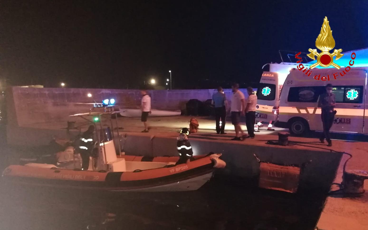 Cade sugli scogli: 21enne trasportato in codice rosso