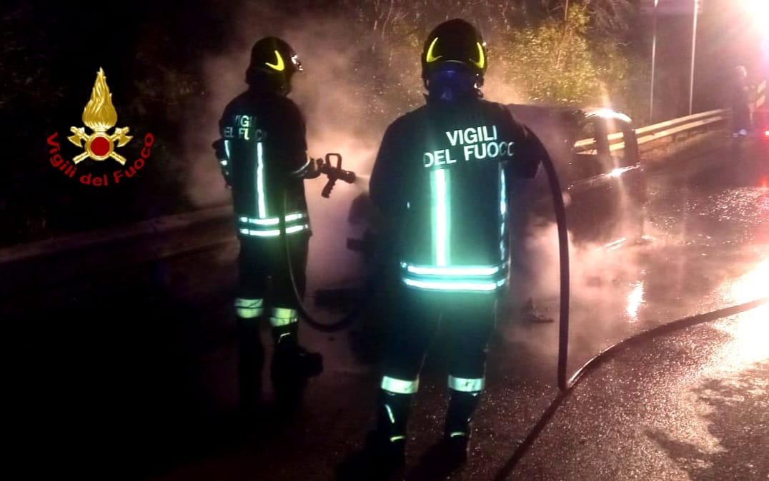 Incendio nella notte: auto rubata prende fuoco
