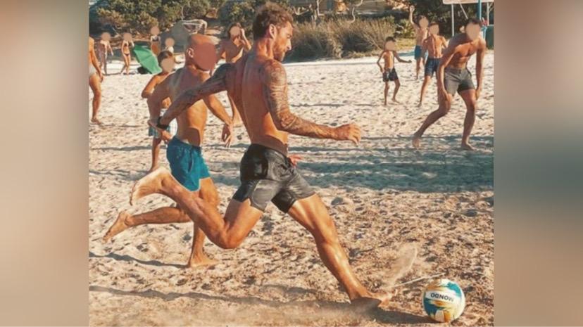 Cala Granu: Marchisio gioca a pallone con bimbi e fan