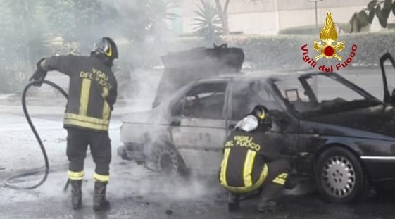Auto parcheggiata prende fuoco: VVF evitano il peggio