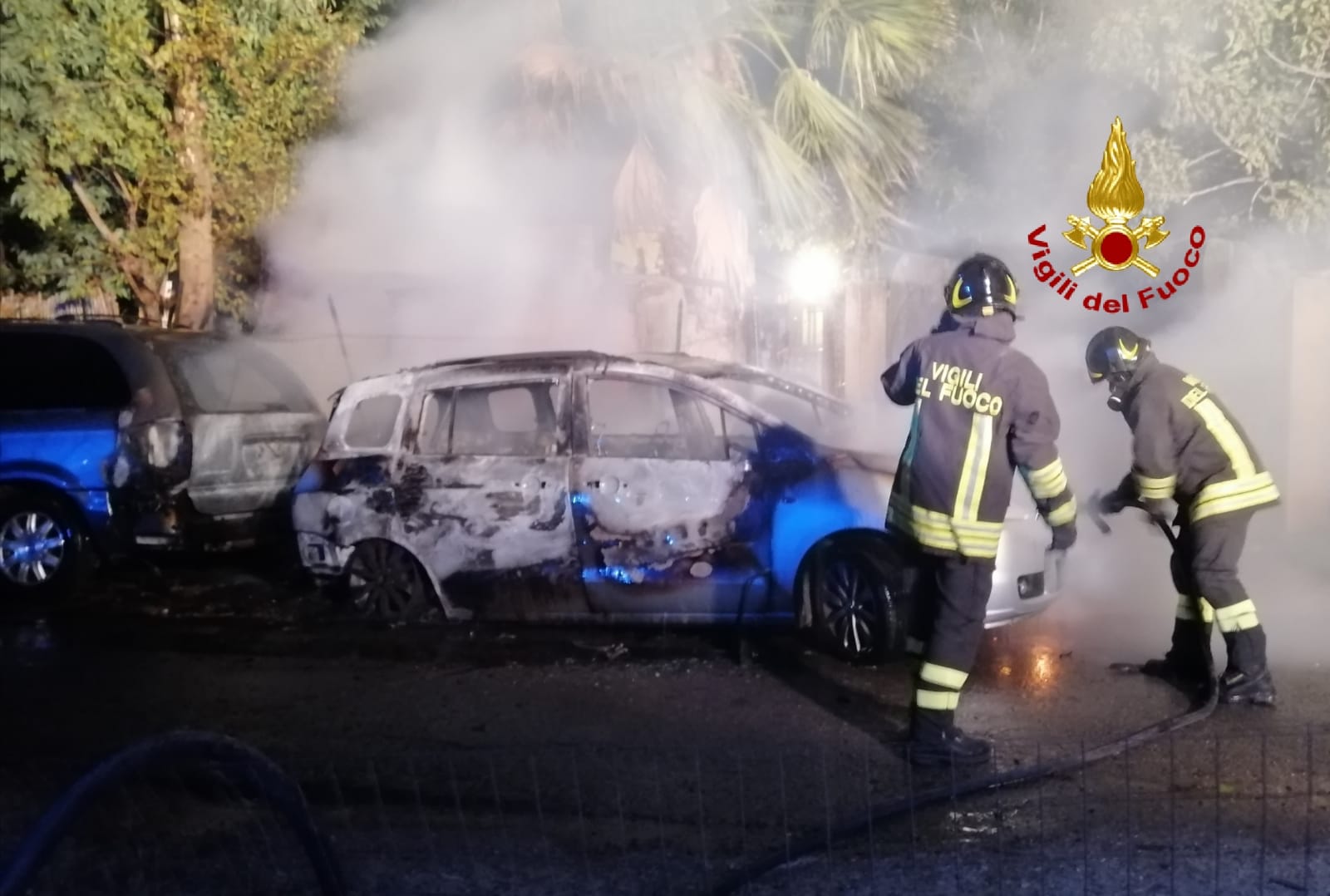 A fuoco due auto parcheggiate in un'area rurale