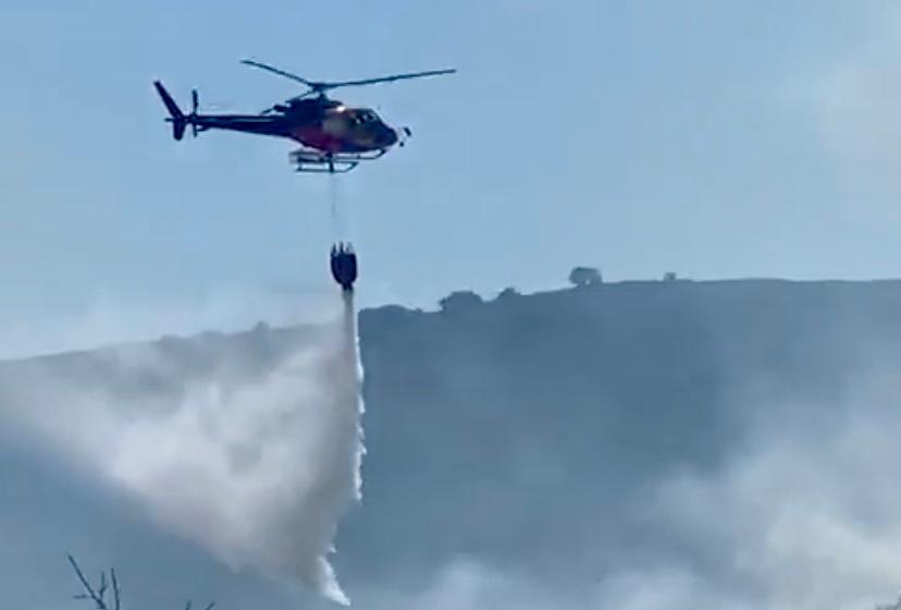 San Teodoro, incendio in corso: 2 elicotteri in azione