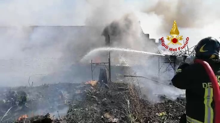Bombola GPL esplode durante incendio, soccorsi 2 vigili del fuoco
