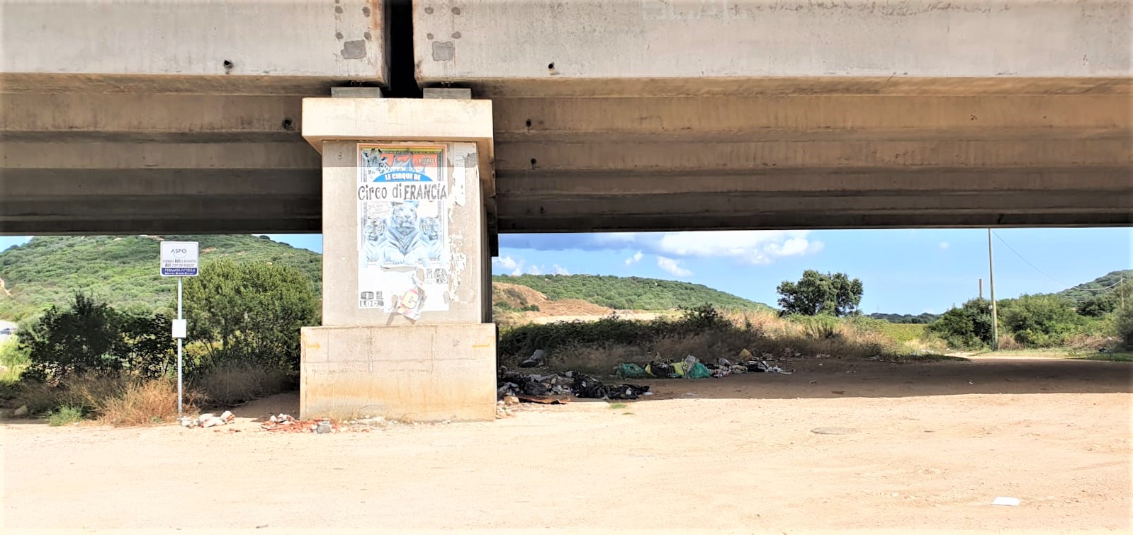 Olbia, fermata autobus in mezzo ai rifiuti