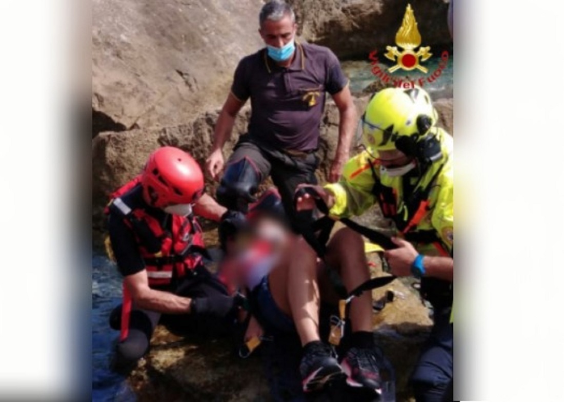 Scivola durante escursione a Baunei: intervento dell'elisoccorso