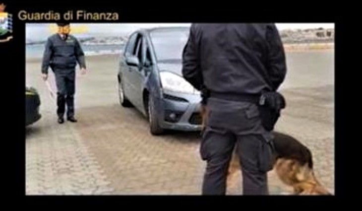 In auto con 2 kg di droga: i cani Agon e Bamby fanno arrestare 74enne