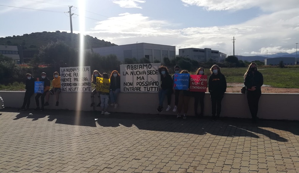 Olbia, taglio del nastro con protesta ecco il nuovo Liceo Musicale