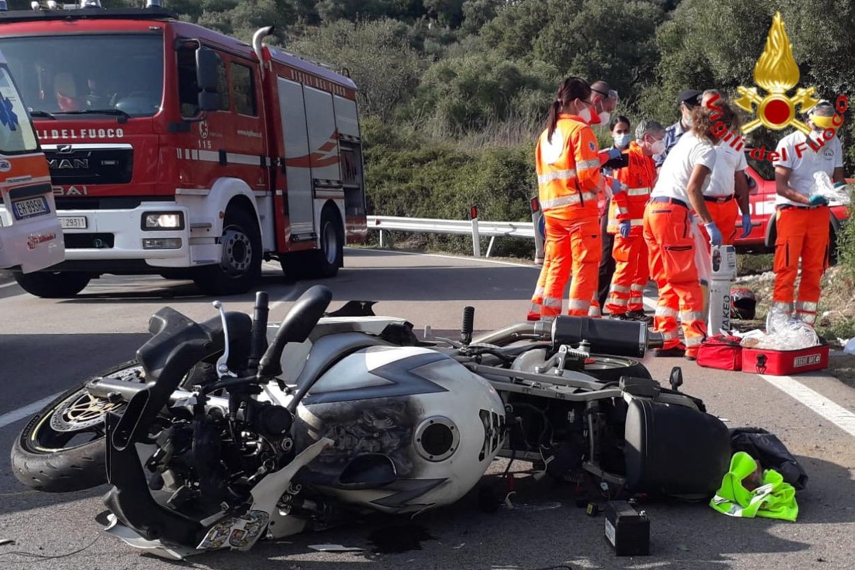 Tragedia in moto: centauro esce fuori strada e muore