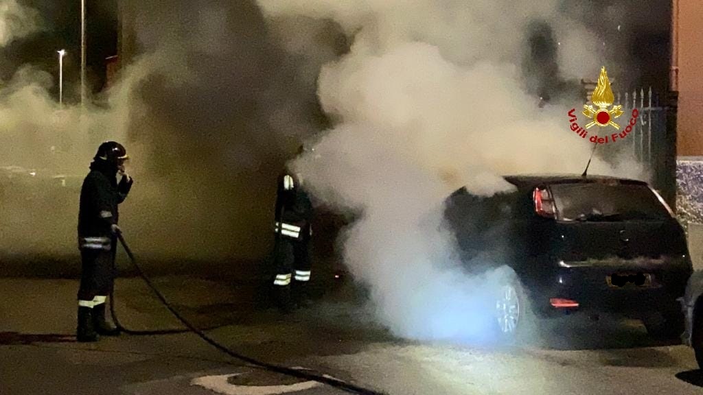 Auto in fiamme nella notte: VVF evitano il peggio