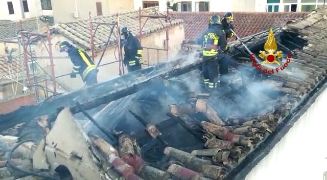 Stabile prende fuoco: in fiamme il tetto in legno