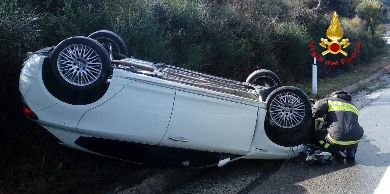 Maltempo: auto esce fuori strada e si capotta