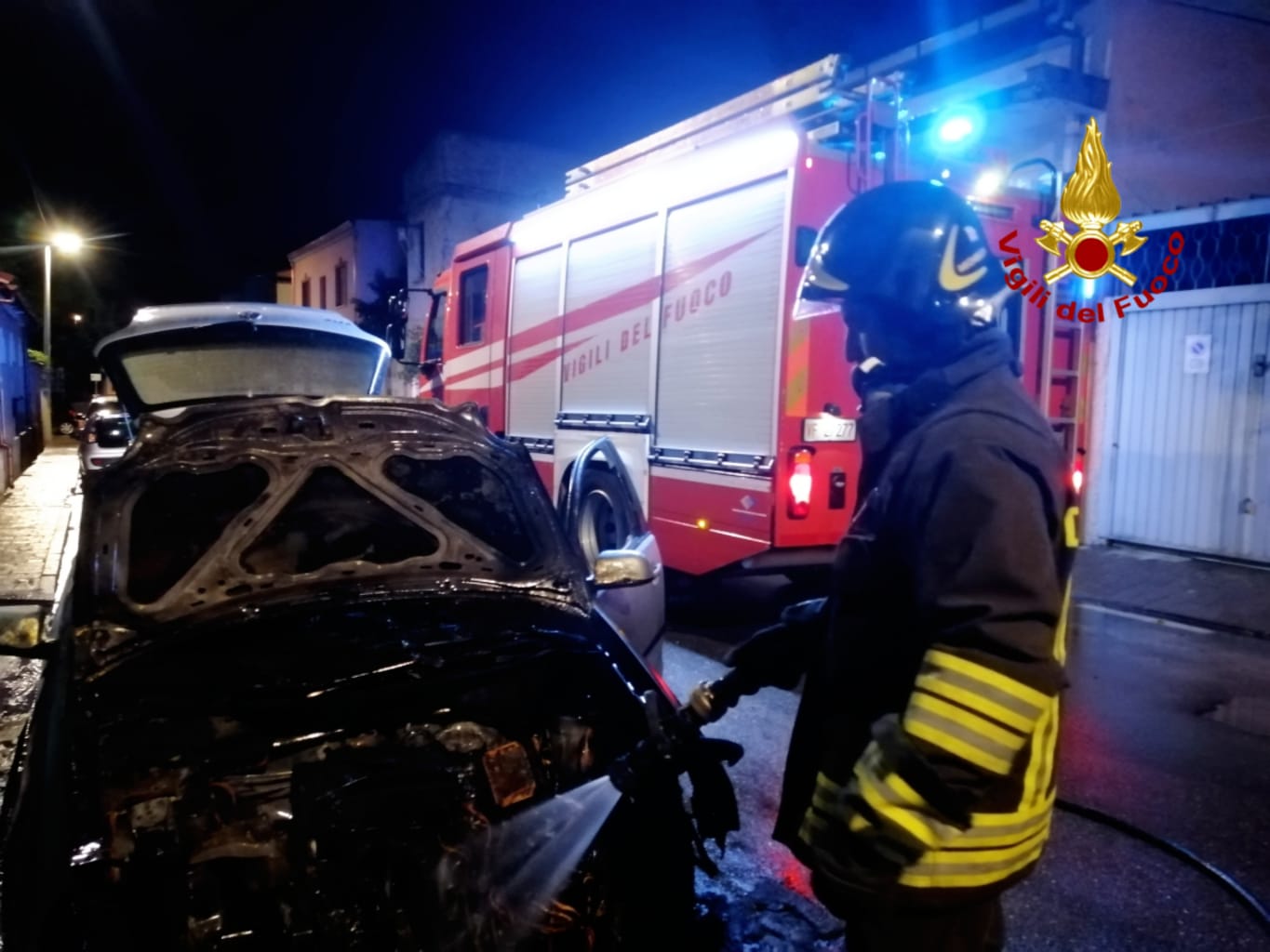 Incendio auto in sosta: danni ad abitazione