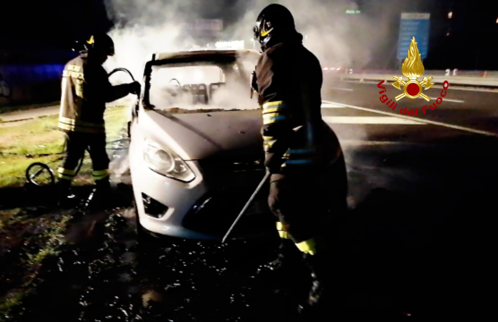 Auto in movimento a fuoco: illeso conducente
