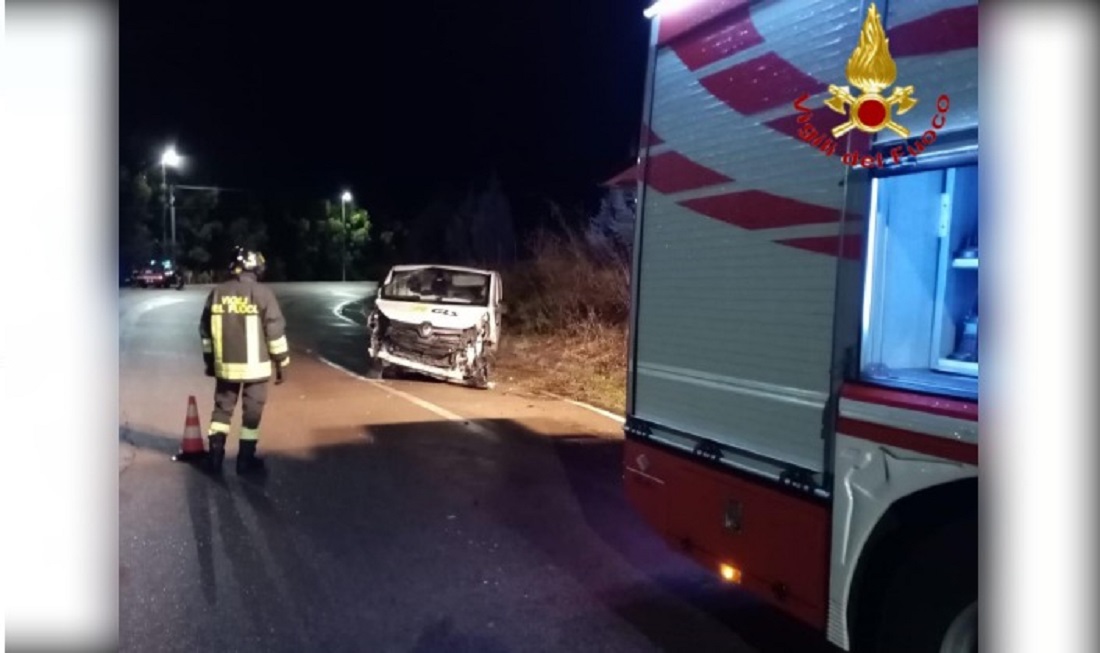 Furgone fuori strada: grave conducente