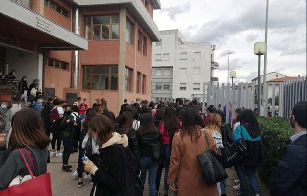 Olbia, studenti 'ammassati' all'uscita doppia segnalazione