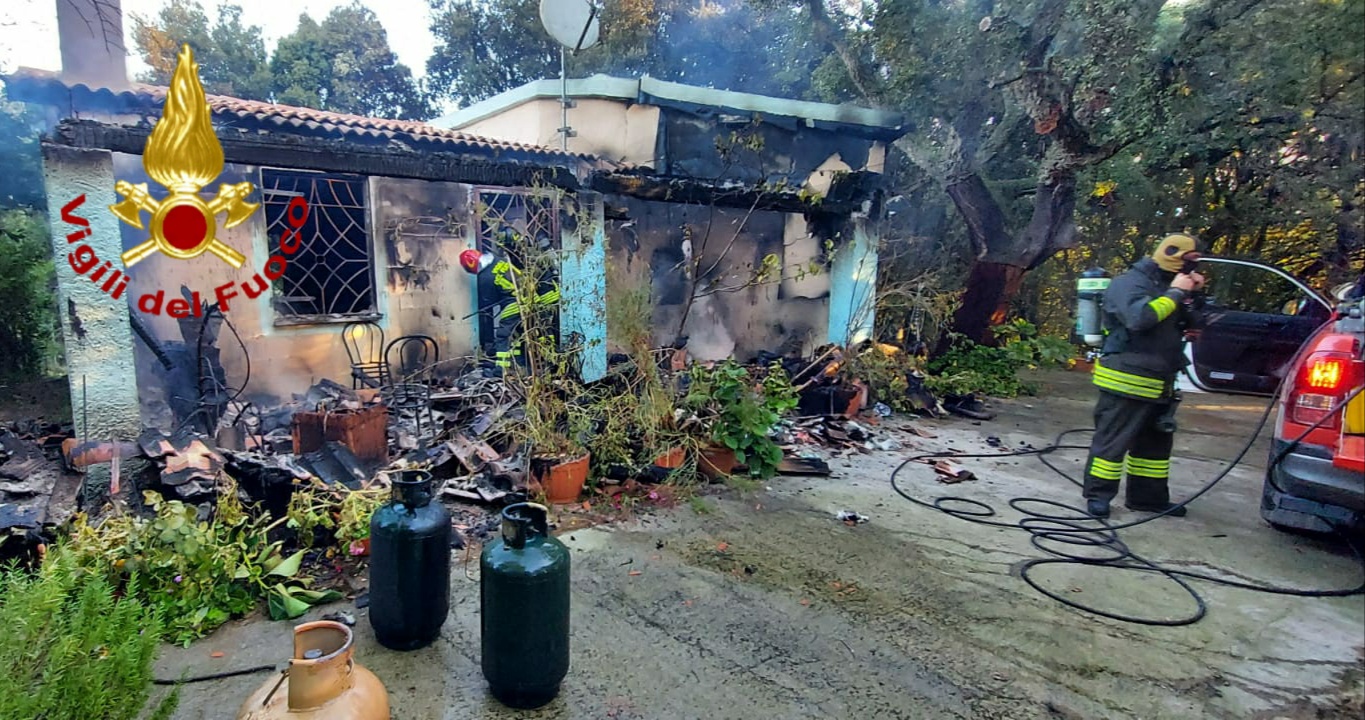 Padru: appartamento distrutto da incendio