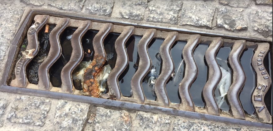 Olbia, tombini ostruiti in centro storico