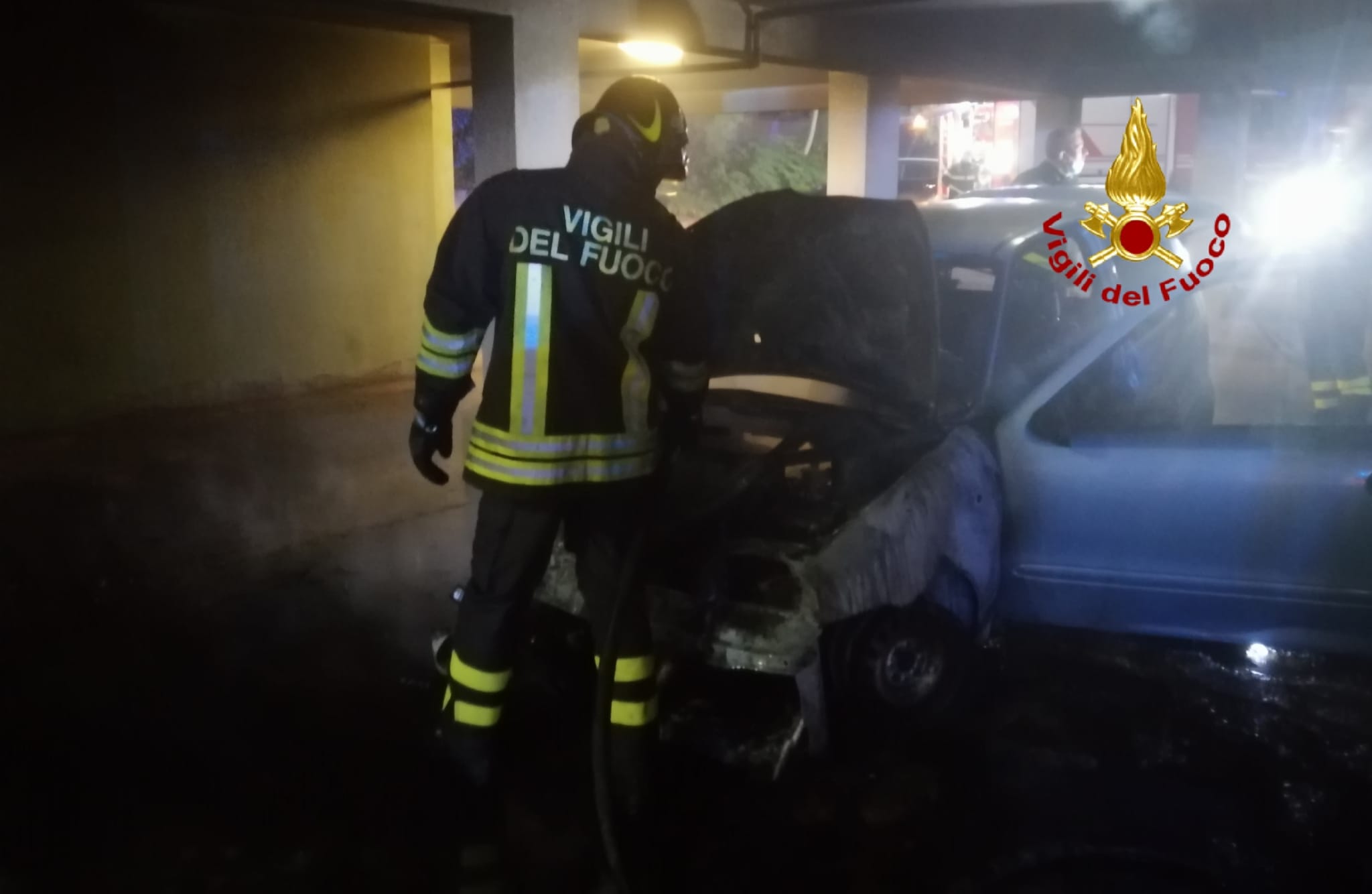 Auto parcheggiata prende fuoco