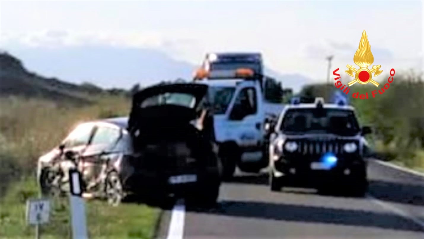 Quattro auto coinvolte in incidente stradale: due ferite