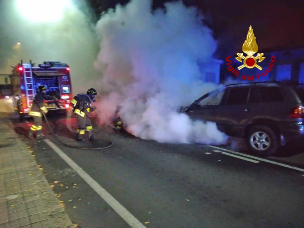 Auto prende fuoco: danneggiati due veicoli