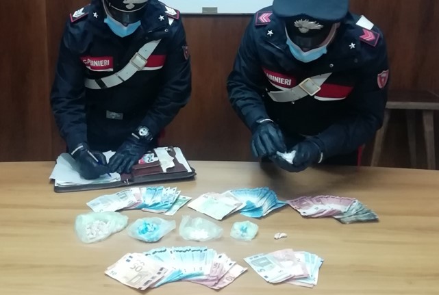 Fugge a controllo Carabinieri: in casa aveva droga e 10 mila euro
