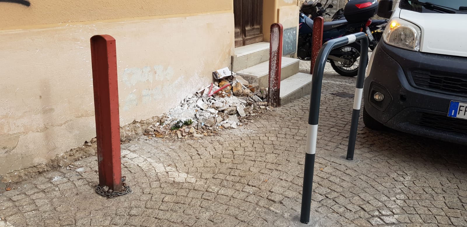 Olbia, mini-discariche in centro storico: residenti insorgono