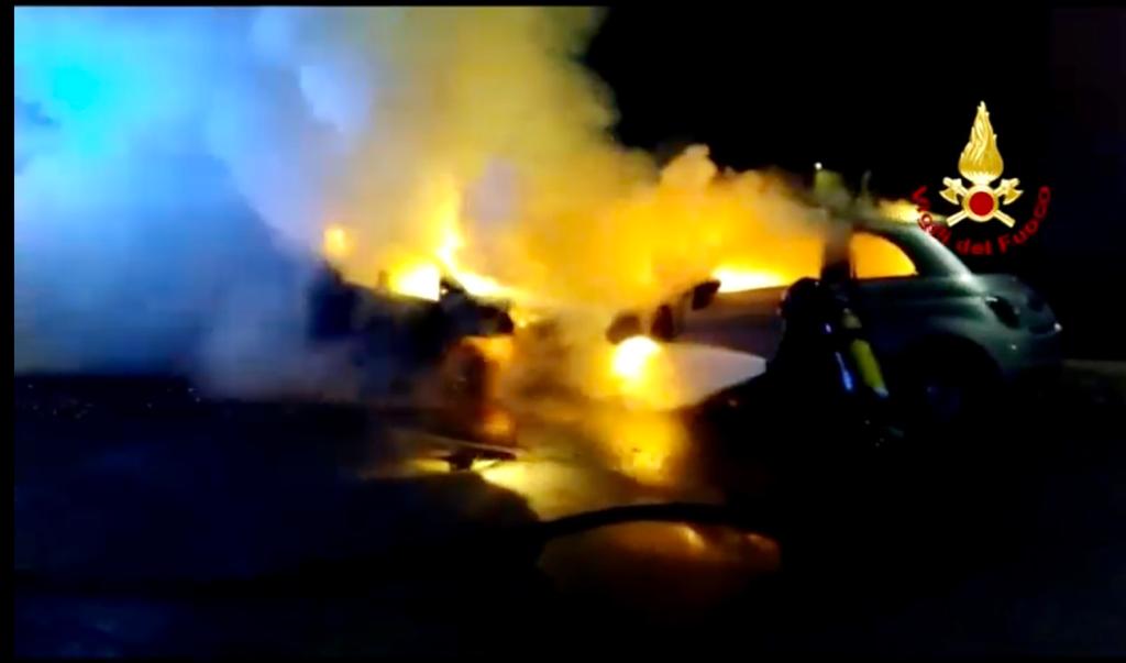 In fiamme due auto in sosta: indagini in corso