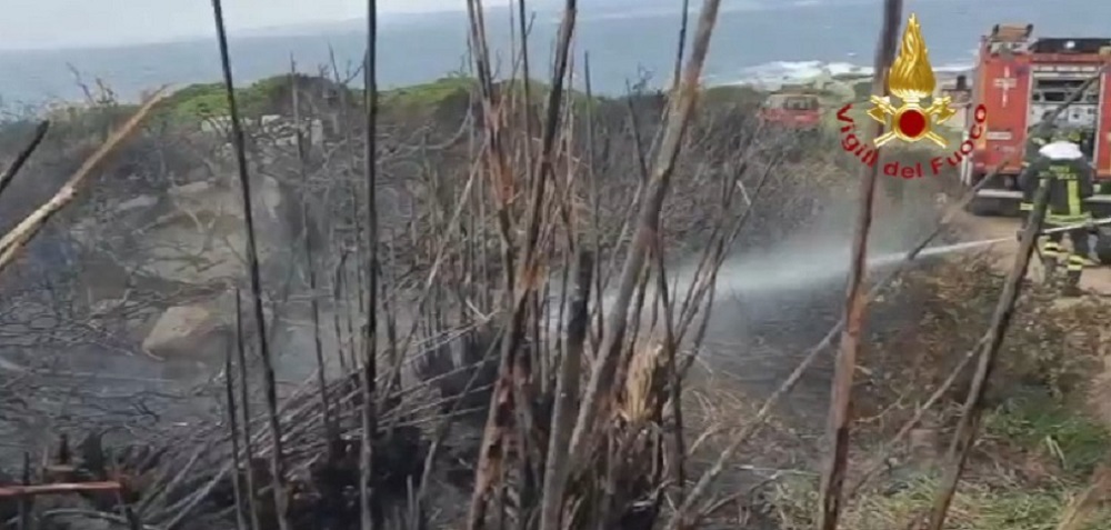 Santa Teresa di Gallura: incendio nei pressi spiaggia la Marmorata