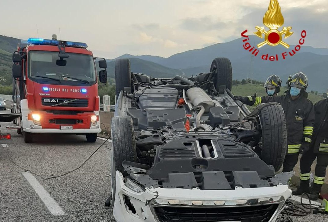 Auto sbanda e si capotta sulla 131 DCN in direzione Olbia:  un ferito