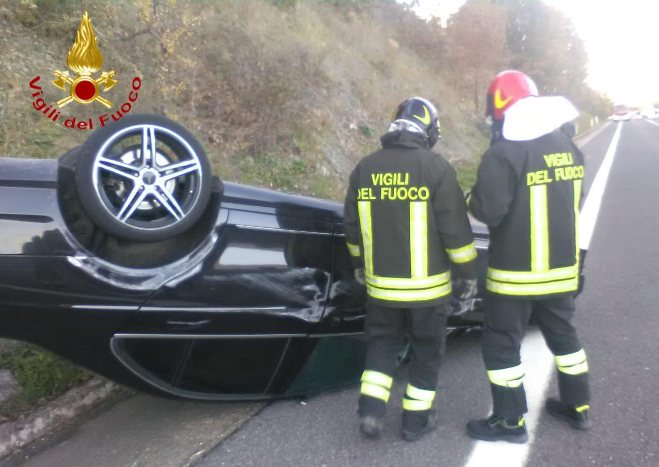 Scontro fra auto sulla SS 389: tre feriti