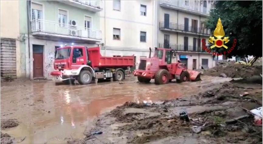 Maltempo: si lavora senza sosta per liberare i centri abitati dal fango