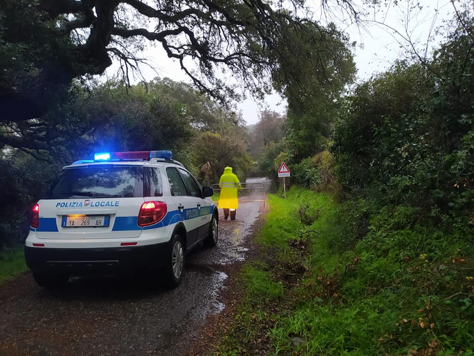 Gallura, notte di attesa: VVf rinforzati, 5 sindaci chiudono negozi, Prefetta invita a stare a casa