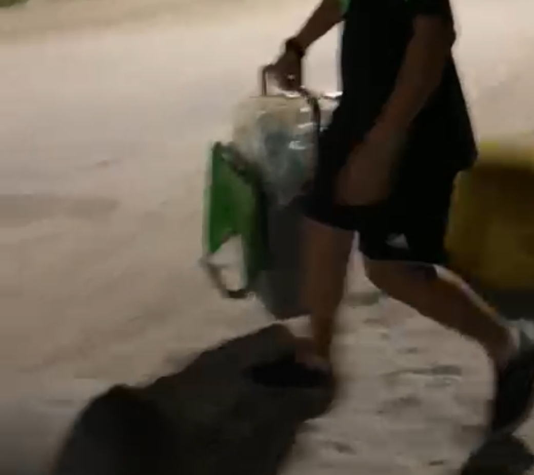 Olbia, Pittulongu: sorpreso mentre getta rifiuti di casa nel cestino della spiaggia