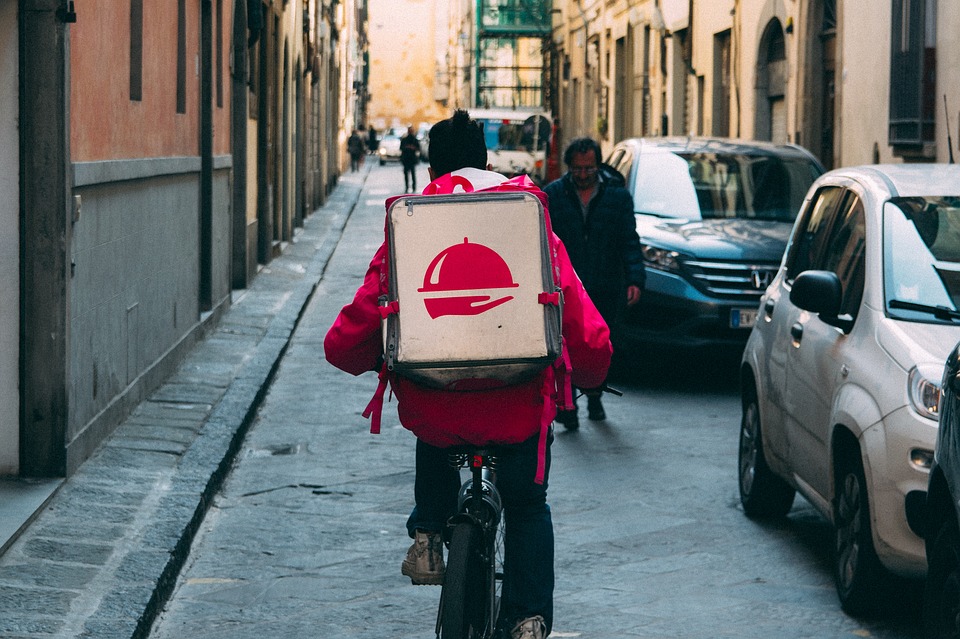 Olbia, food delivery: sempre più diffusi i riders dei colossi internazionali