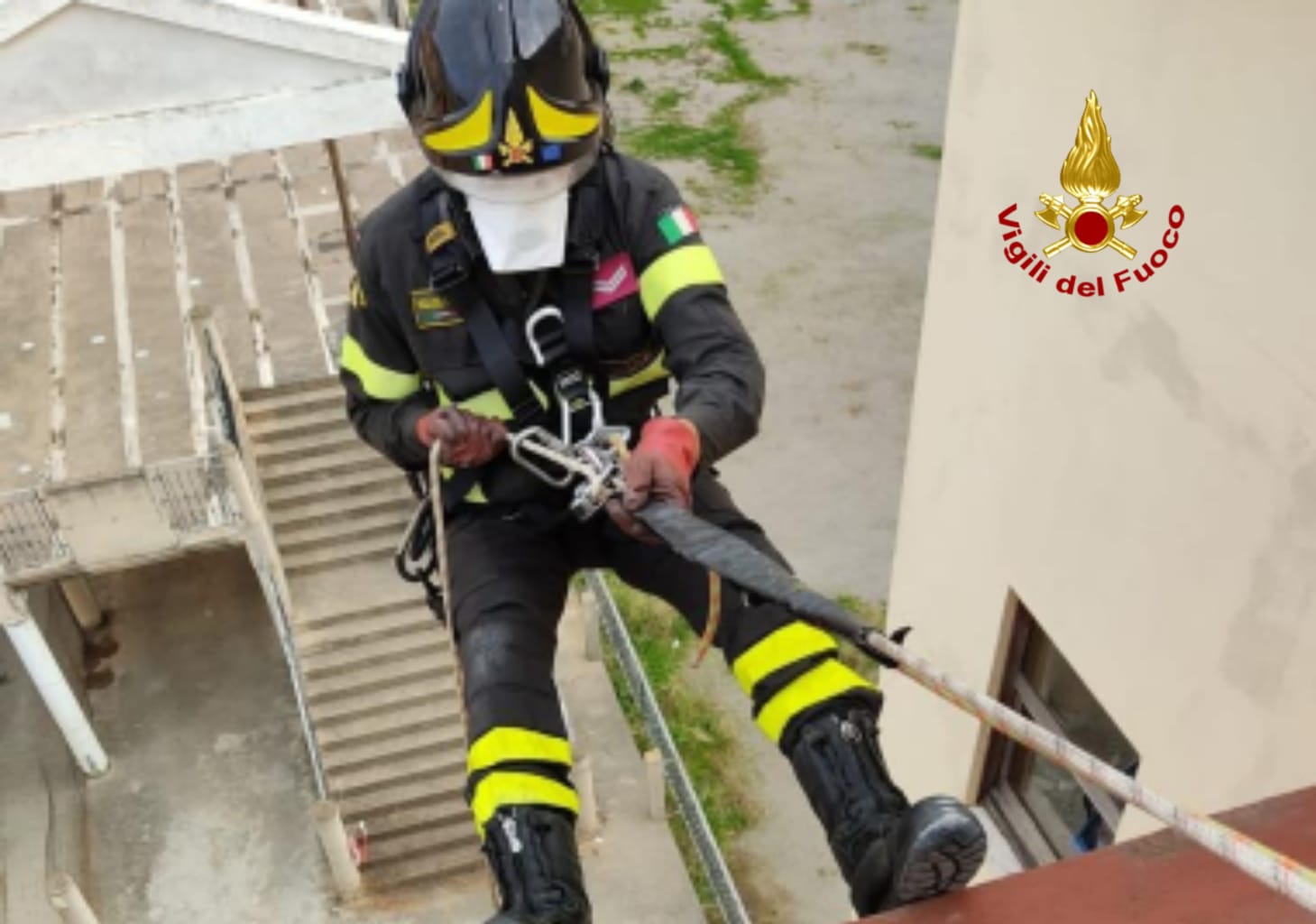 Donna sola cade in casa: salvata dai Vigili del fuoco