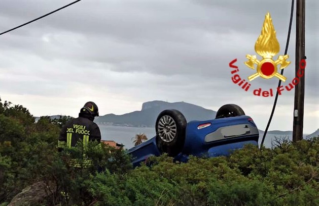 Golfo Aranci, auto si capotta sulla Provinciale: un ferito