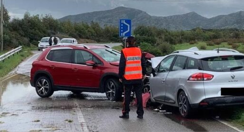 Scontro tra due auto: due coppie ferite