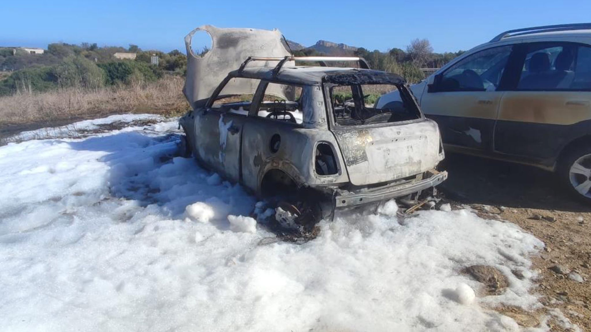 Golfo Aranci: auto a fuoco, in azione i vigili del fuoco