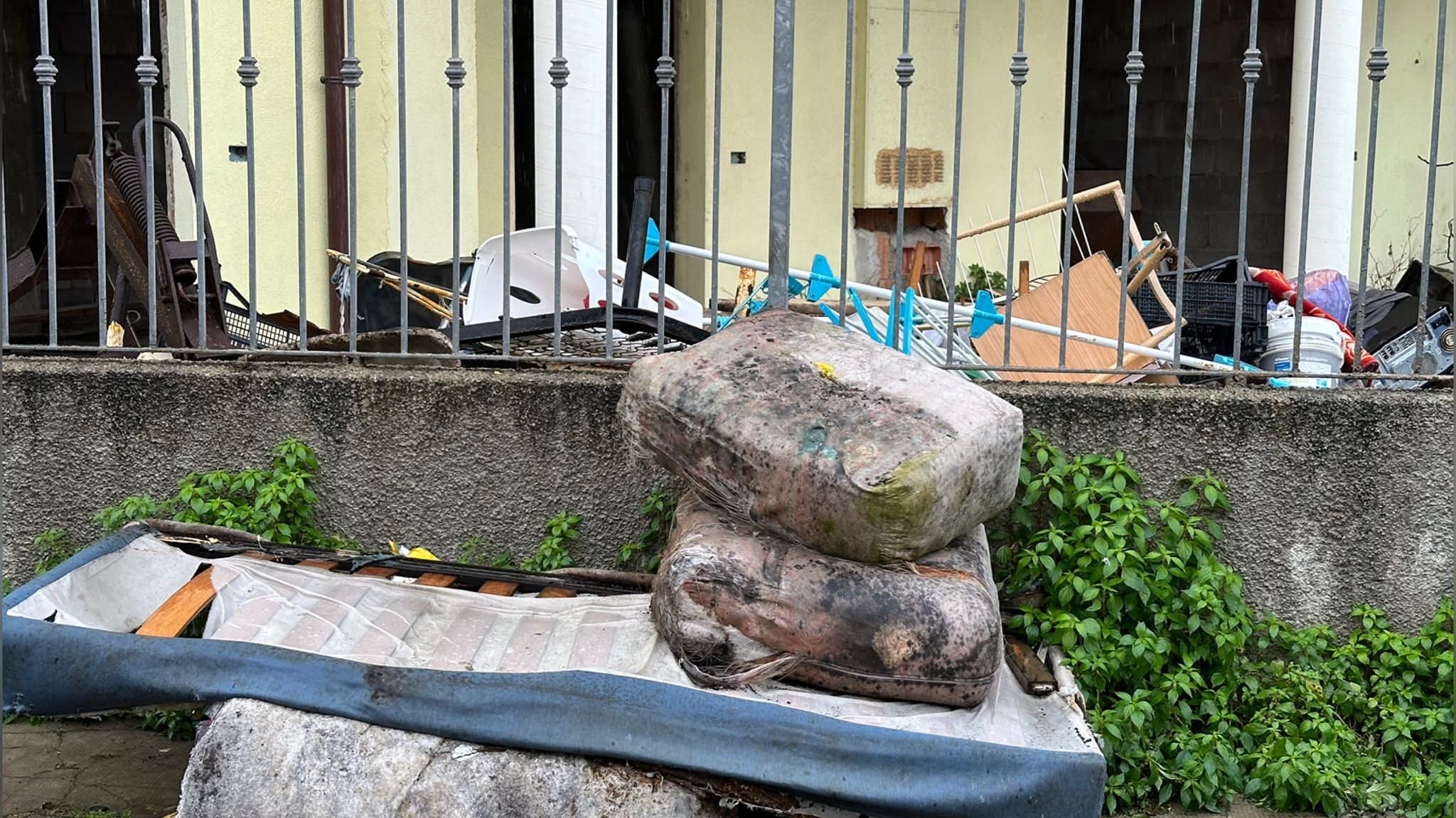 Olbia, marciapiede occupato: ecco la discarica a cielo aperto